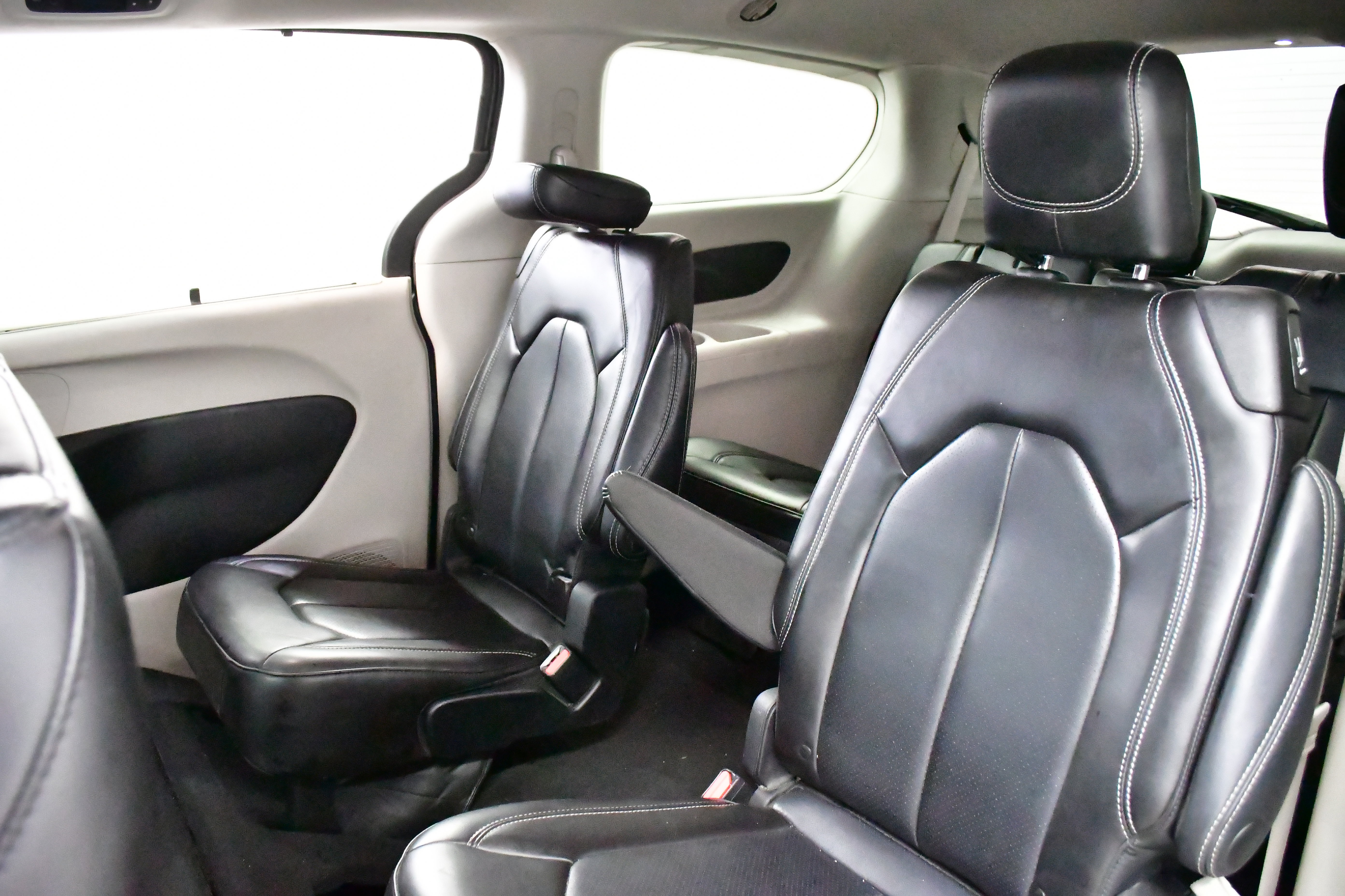 Used 2023 Chrysler Pacifica Touring-L image 19