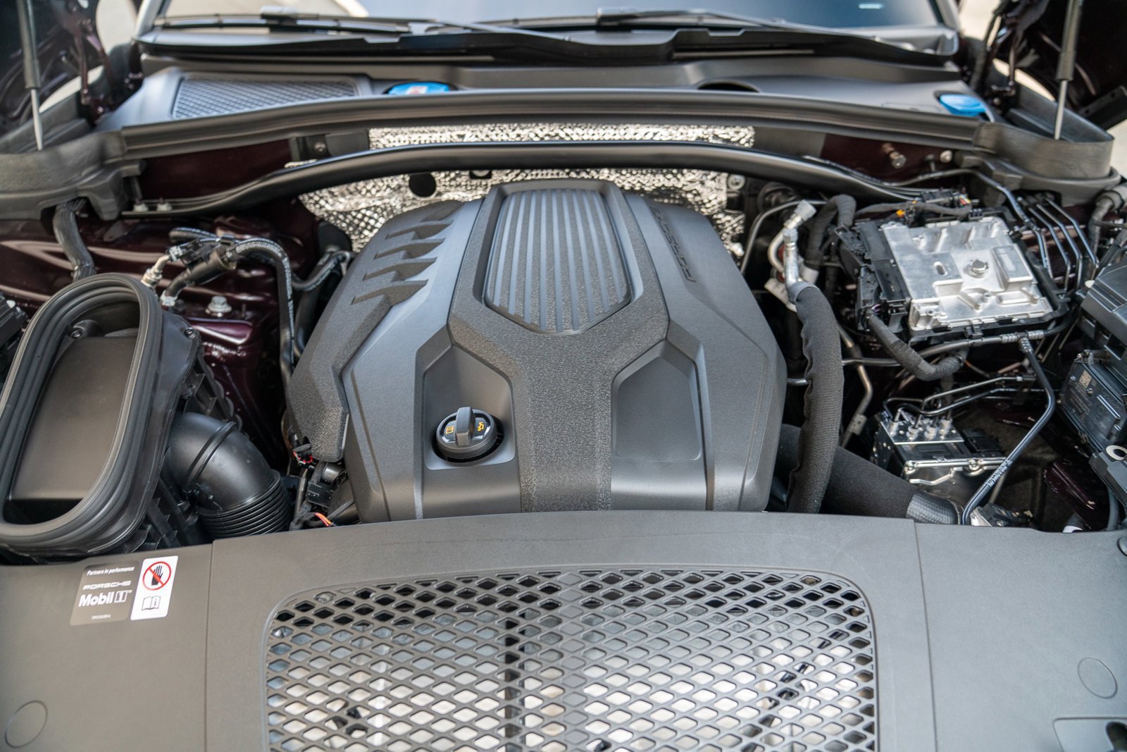 Certified 2025 Porsche Macan AWD/4WD image 25