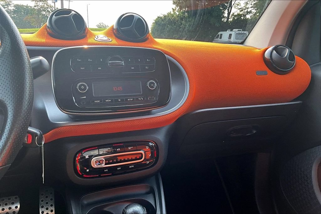 Used 2016 smart fortwo passion RWD image 25