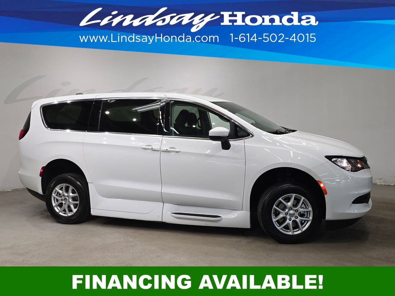 Used 2022 Chrysler Voyager LX image 3