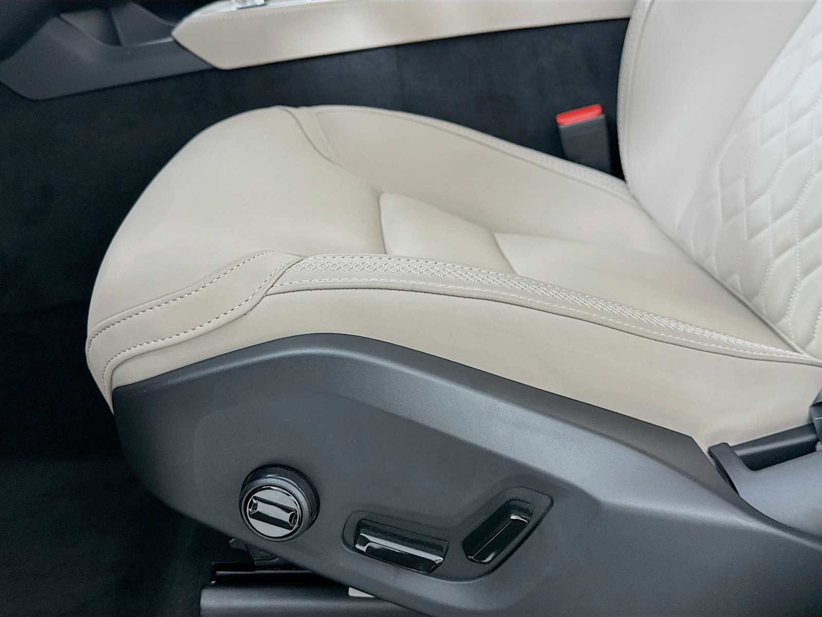 New 2025 Volvo XC90 T8 Plus w/ Protection Package Premier image 18