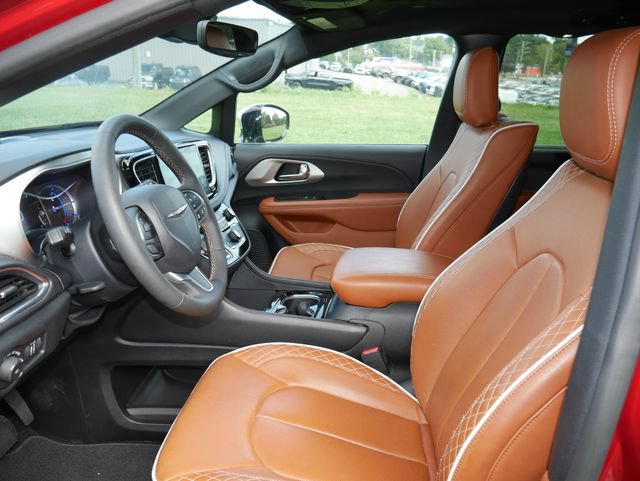 Used 2025 Chrysler Pacifica Pinnacle FWD image 2