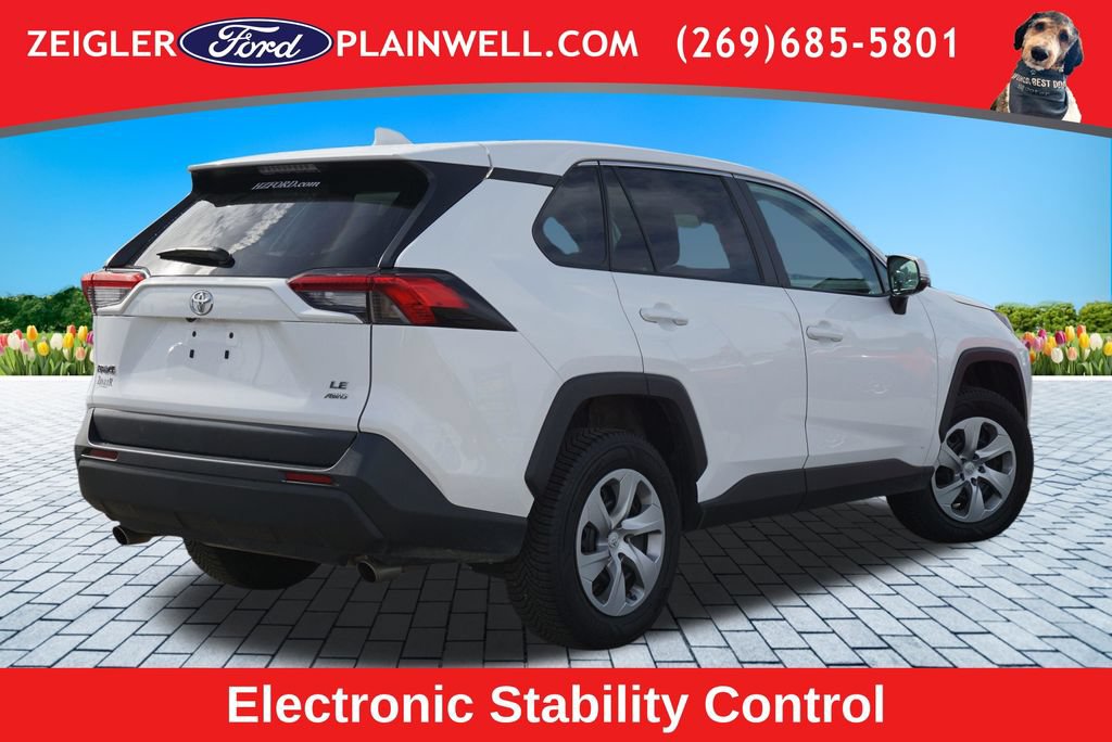 Used 2022 Toyota RAV4 LE AWD/4WD image 5