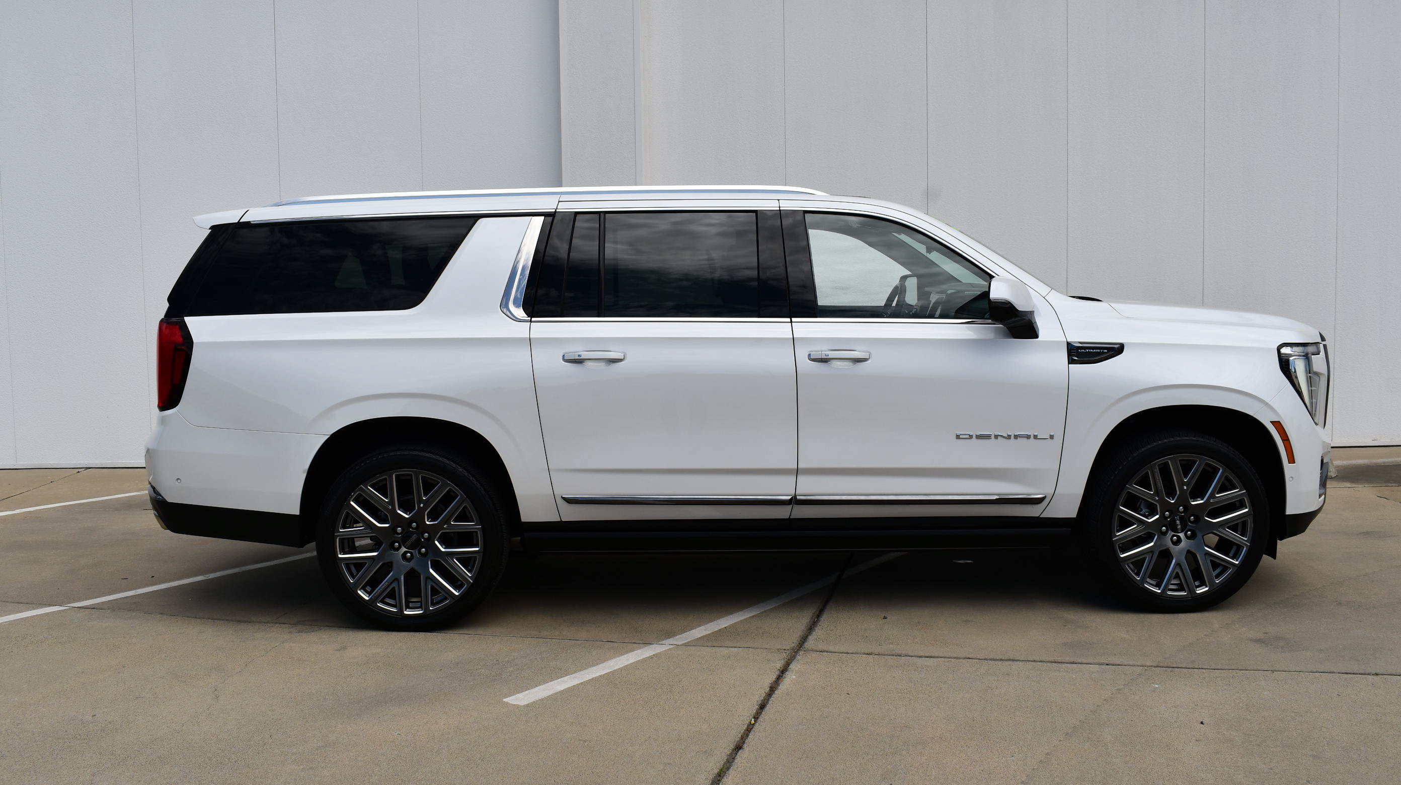 Used 2025 GMC Yukon XL Denali Ultimate AWD/4WD image 5