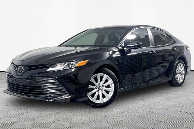 Used 2018 Toyota Camry LE FWD image 3