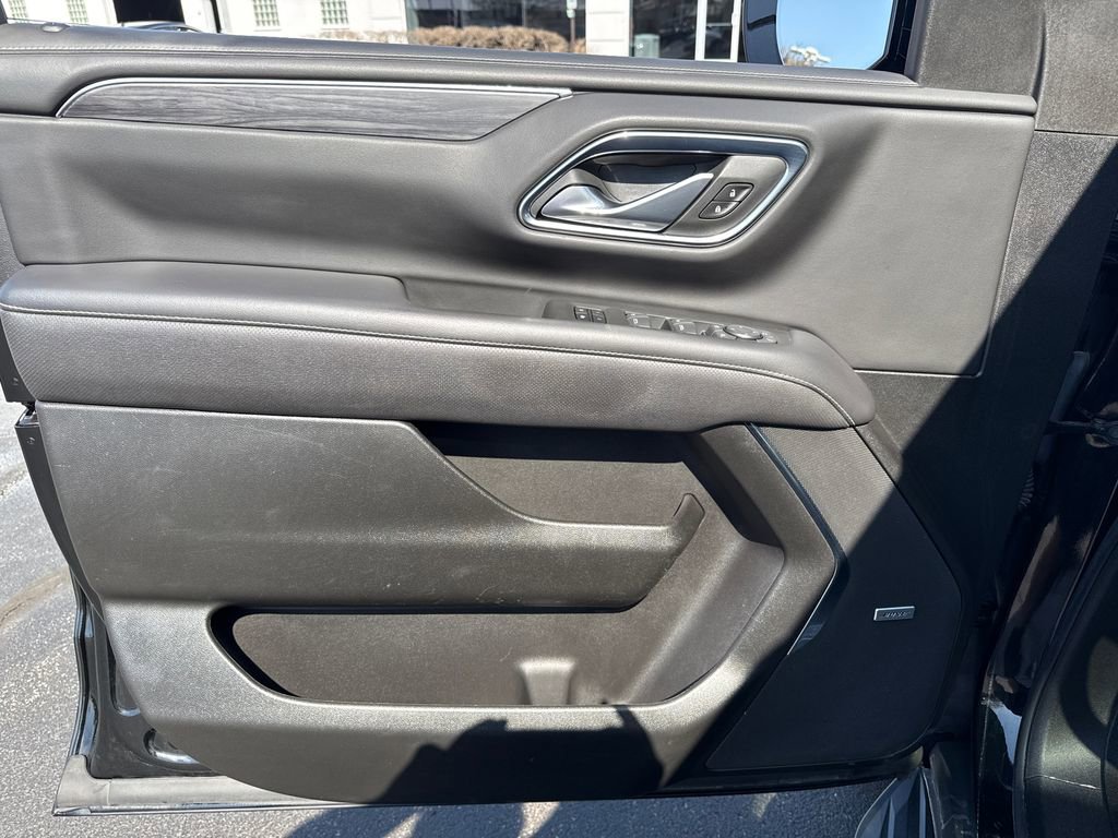 Used 2022 GMC Yukon XL SLT w/ SLT Premium Package image 16