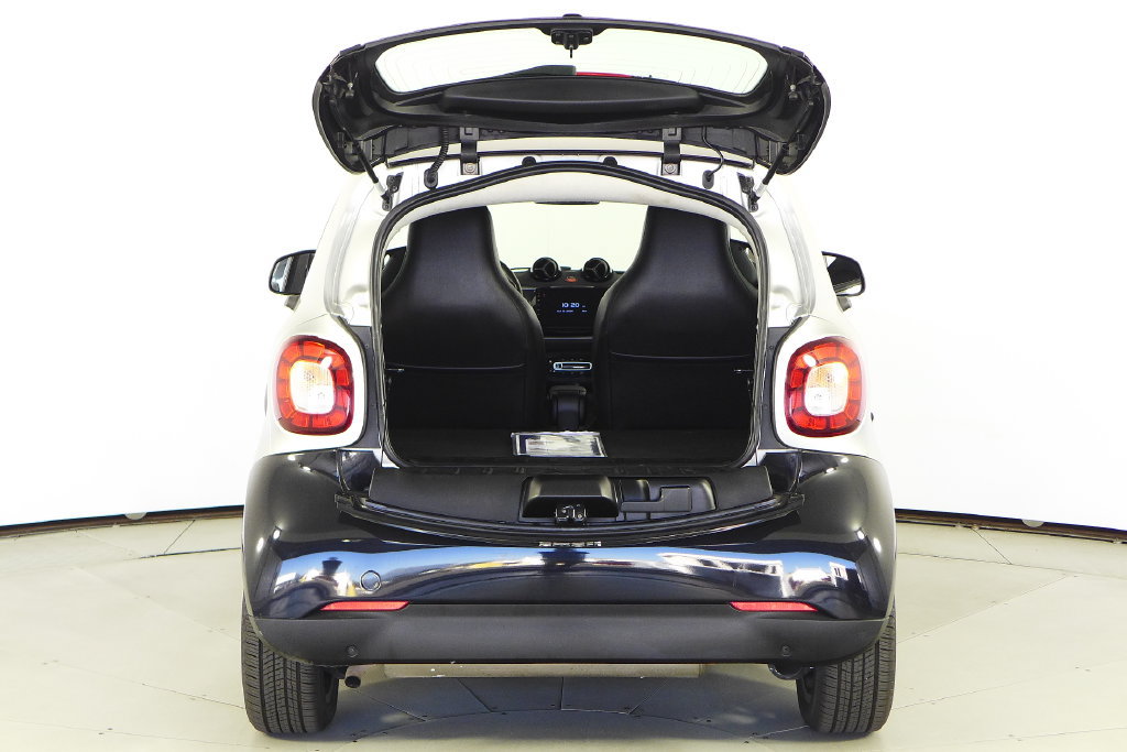 Used 2016 smart fortwo Proxy RWD image 9