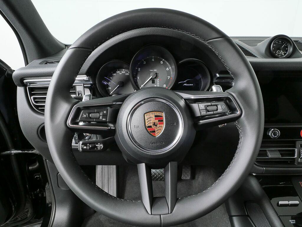 Certified 2026 Porsche Macan AWD/4WD image 9