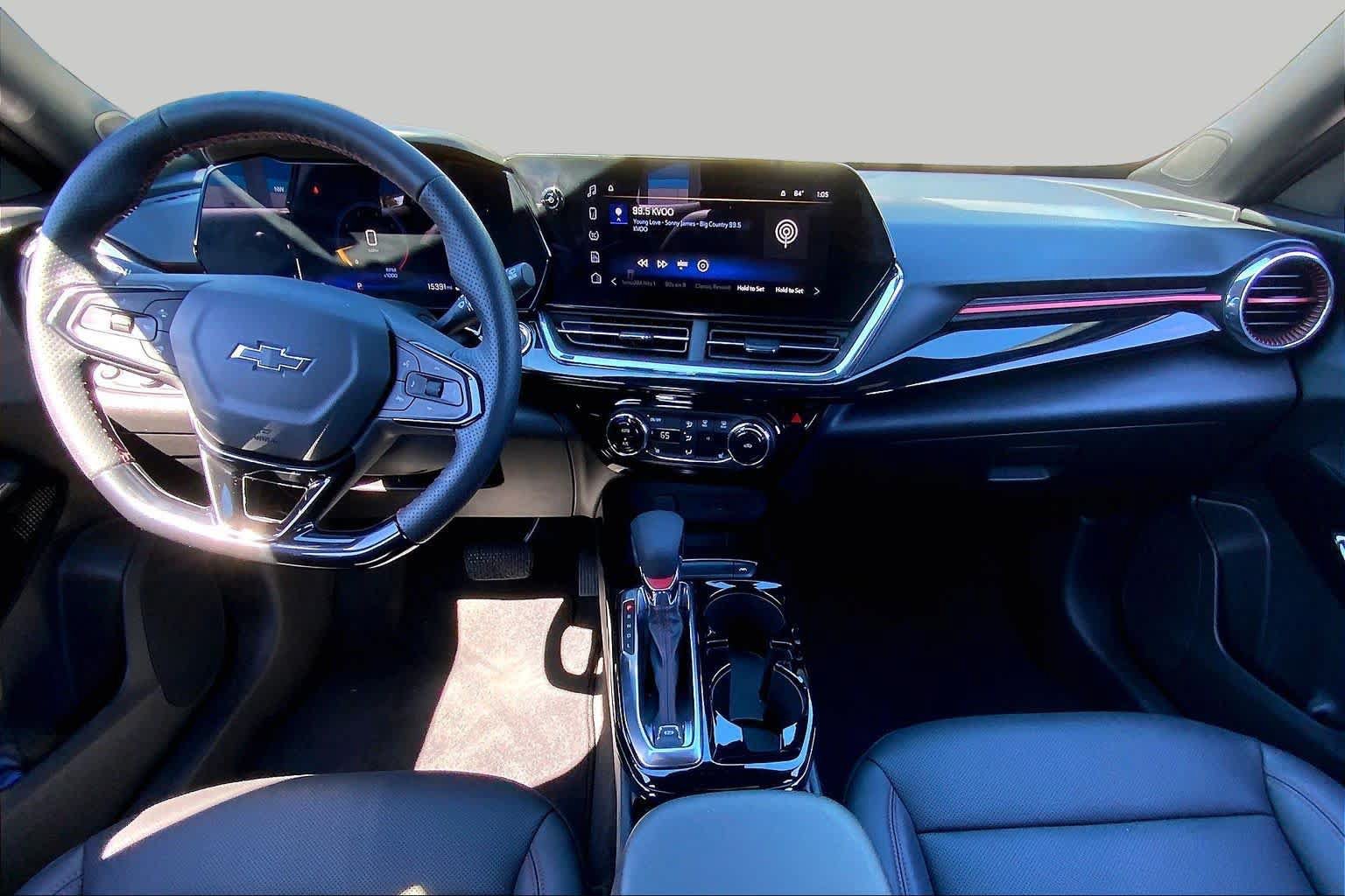 Used 2025 Chevrolet Trax RS w/ Sunroof Package FWD image 16