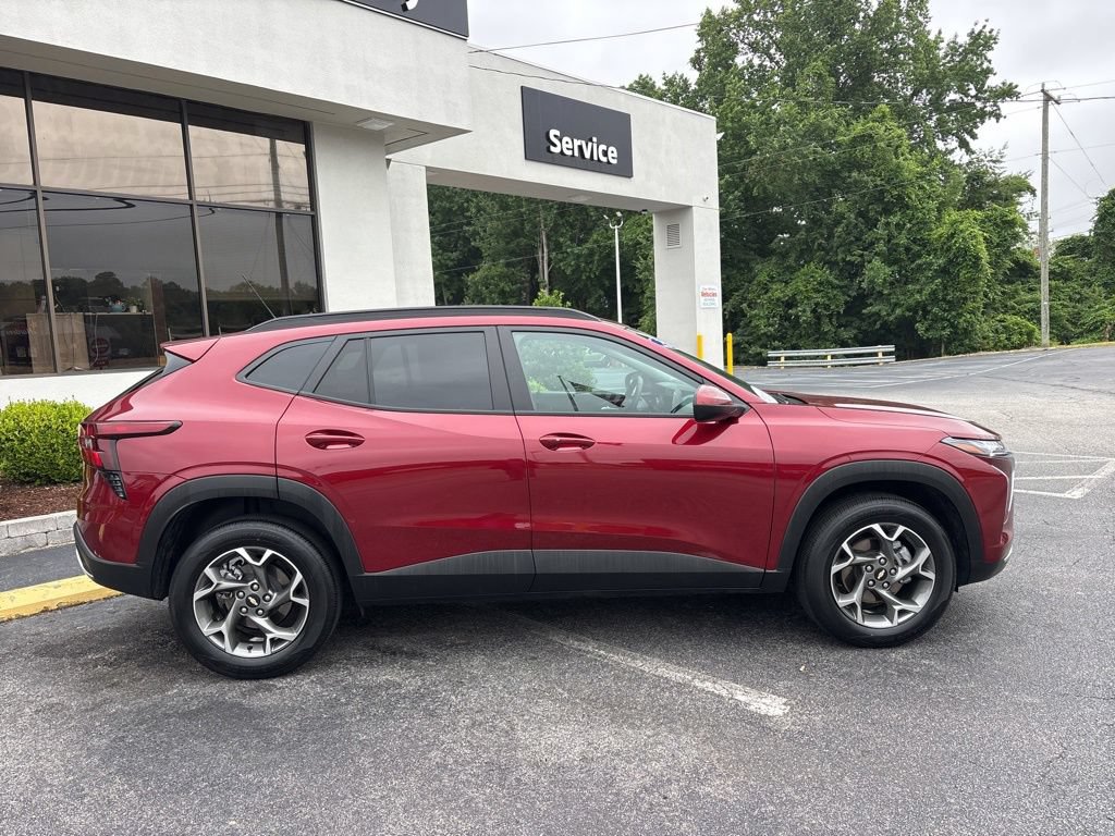 Used 2025 Chevrolet Trax LT w/ LT Convenience Package FWD image 2