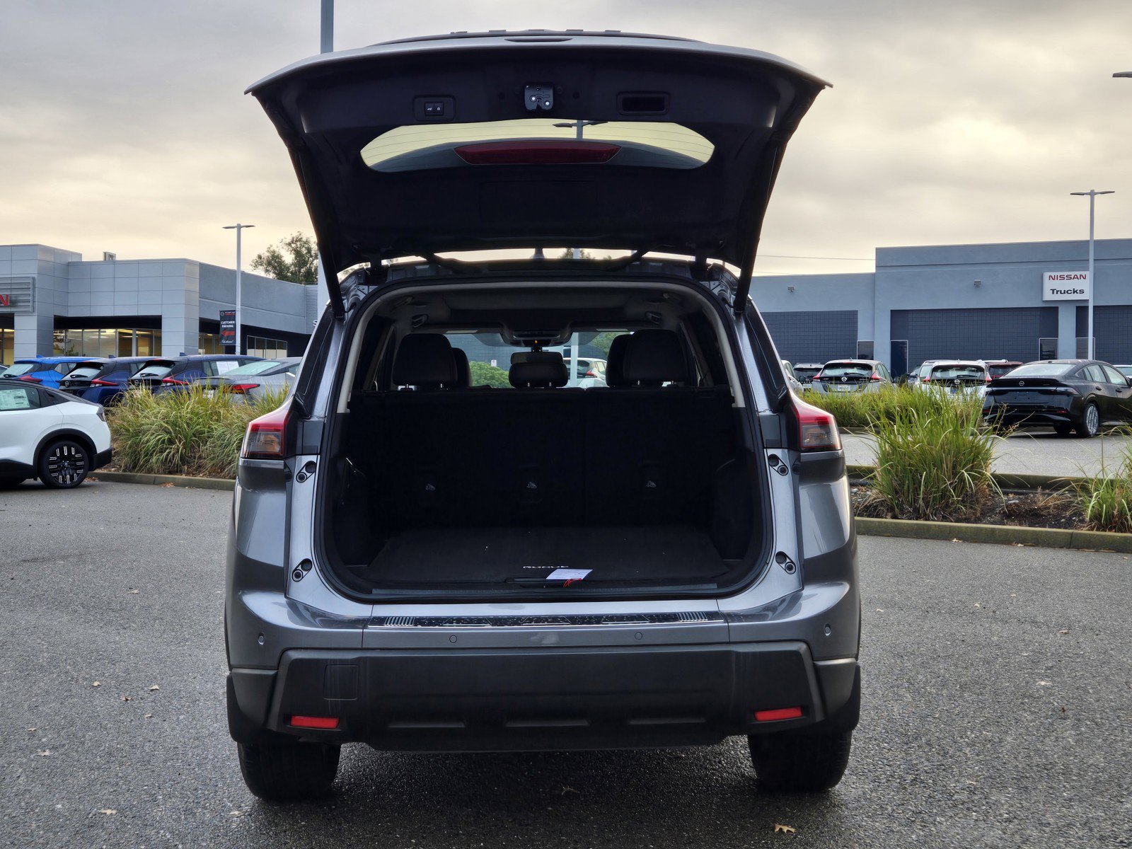 Used 2024 Nissan Rogue SV w/ SV Premium Package FWD image 9