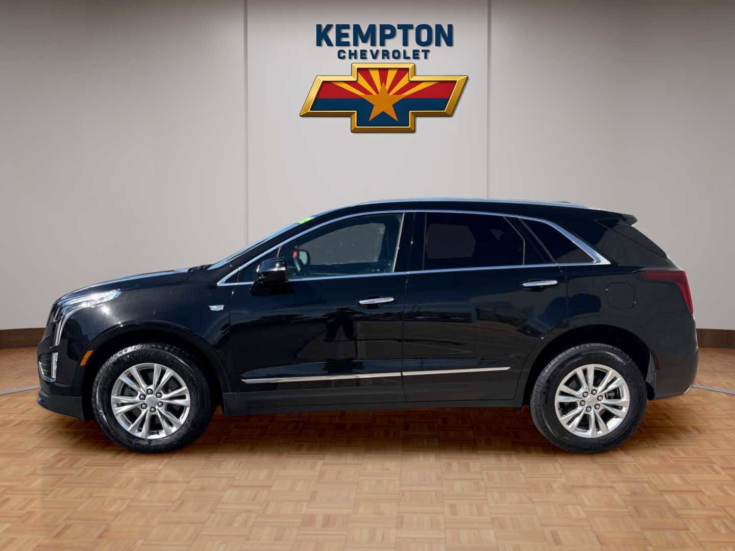 Used 2025 Cadillac XT5 Luxury w/ LPO, Premium Carpet Package image 3