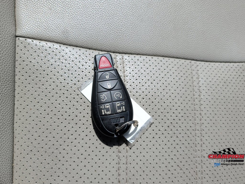 Used 2014 Chrysler Town & Country Touring-L w/ Driver Convenience Group FWD image 25