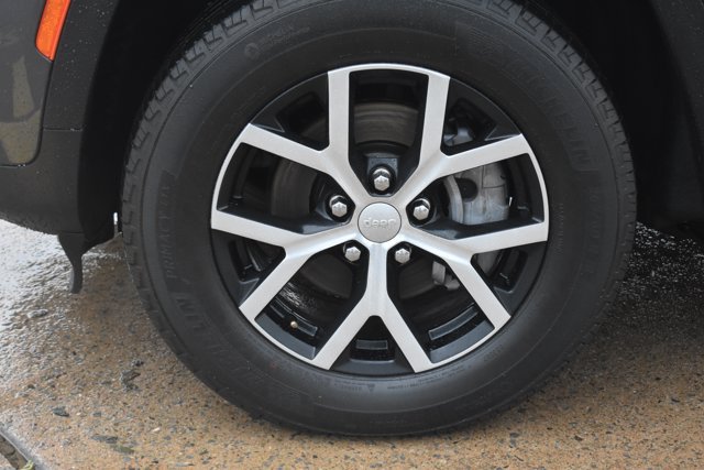 Used 2023 Jeep Grand Cherokee Limited RWD image 10
