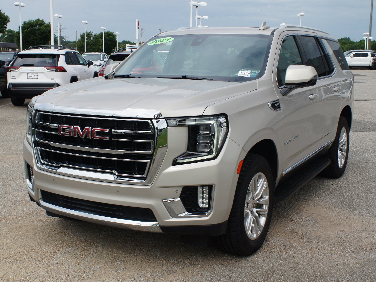 Used 2021 GMC Yukon SLT w/ SLT Premium Package AWD/4WD image 2