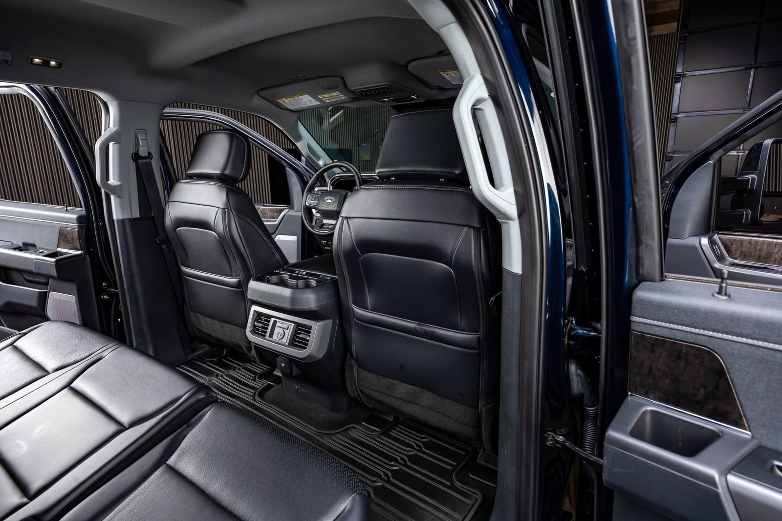 Used 2025 Ford F350 Lariat w/ Black Appearance Package image 32