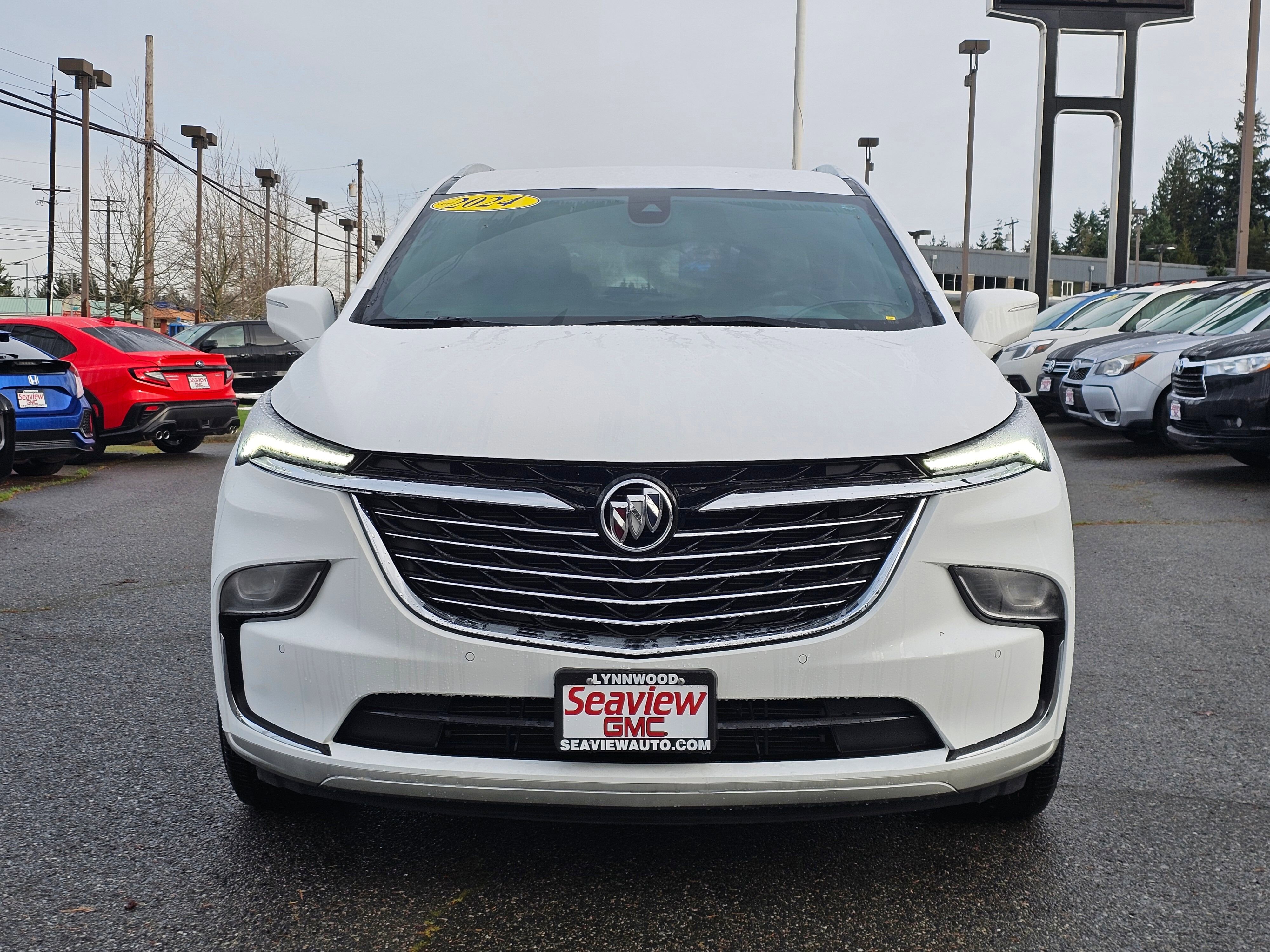 Used 2024 Buick Enclave Essence image 2