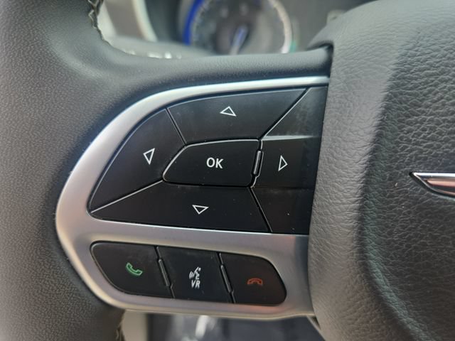 Used 2023 Chrysler Pacifica Touring-L FWD image 20