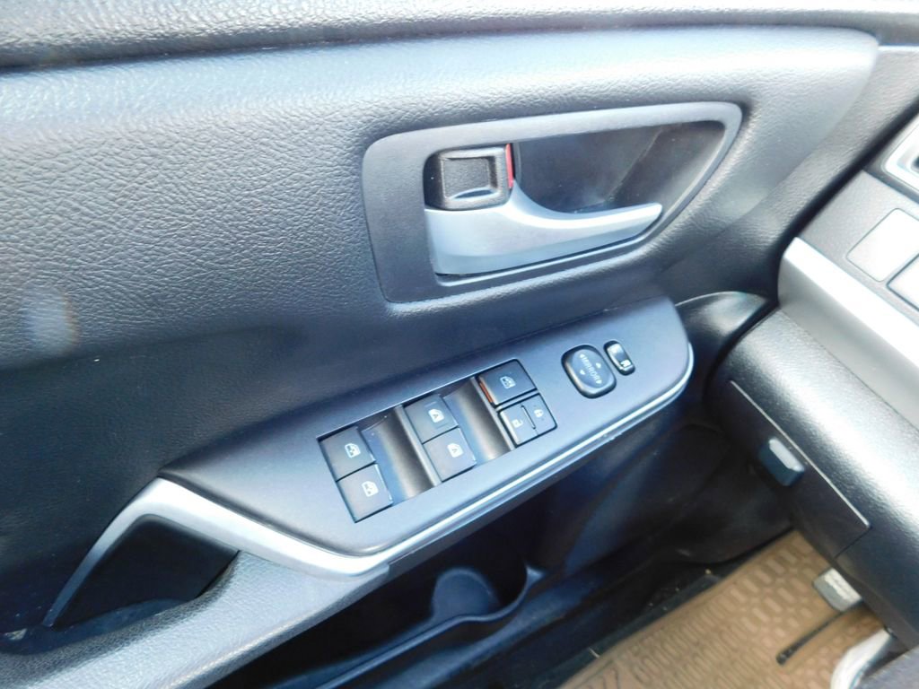 Used 2016 Toyota Camry SE w/ Moonroof Package image 23