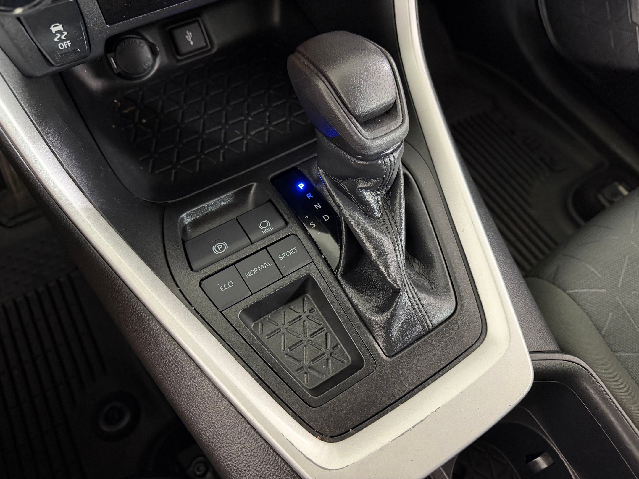 Used 2022 Toyota RAV4 XLE FWD image 14