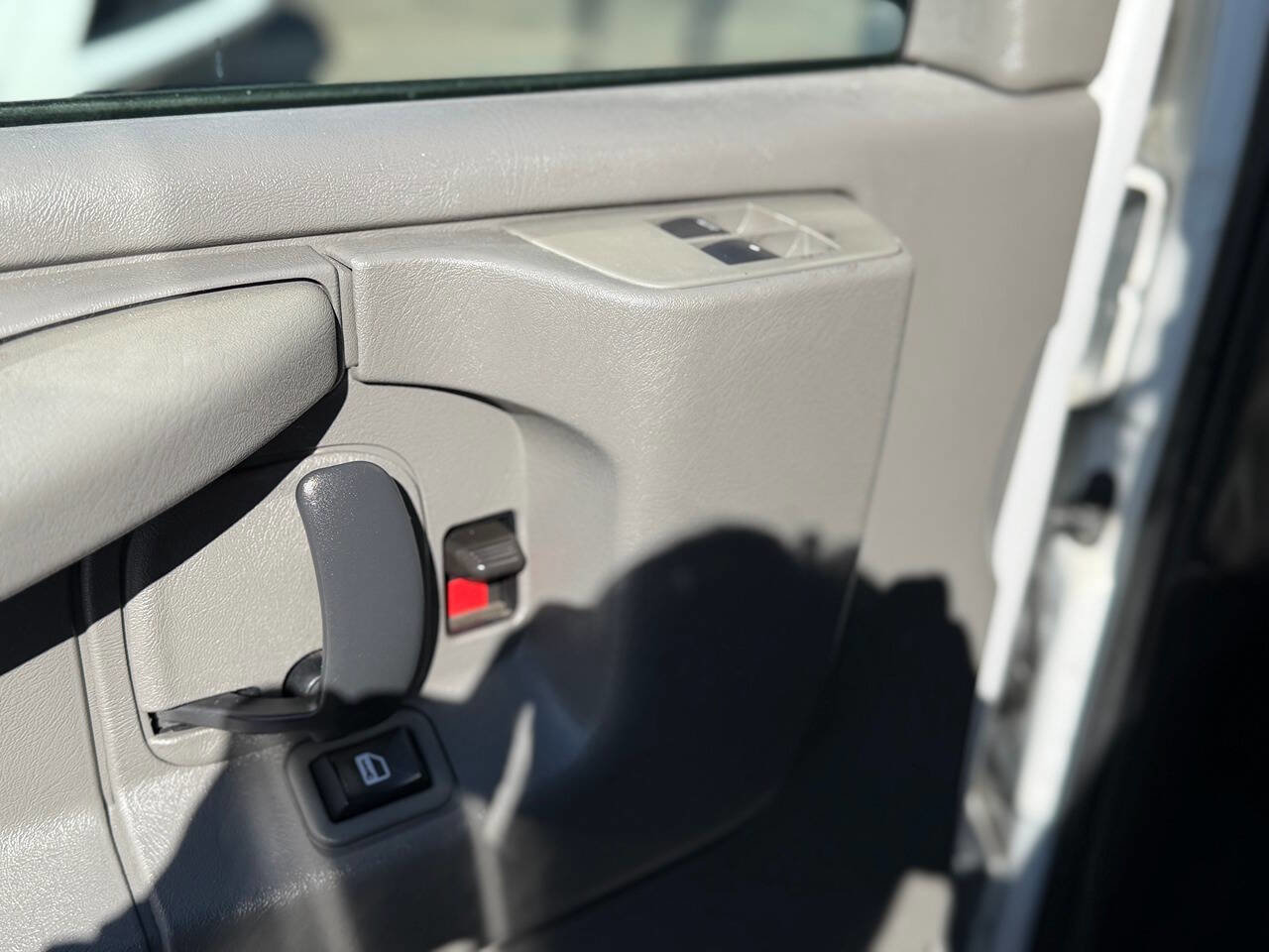 Used 2014 Chevrolet Express 2500 image 5