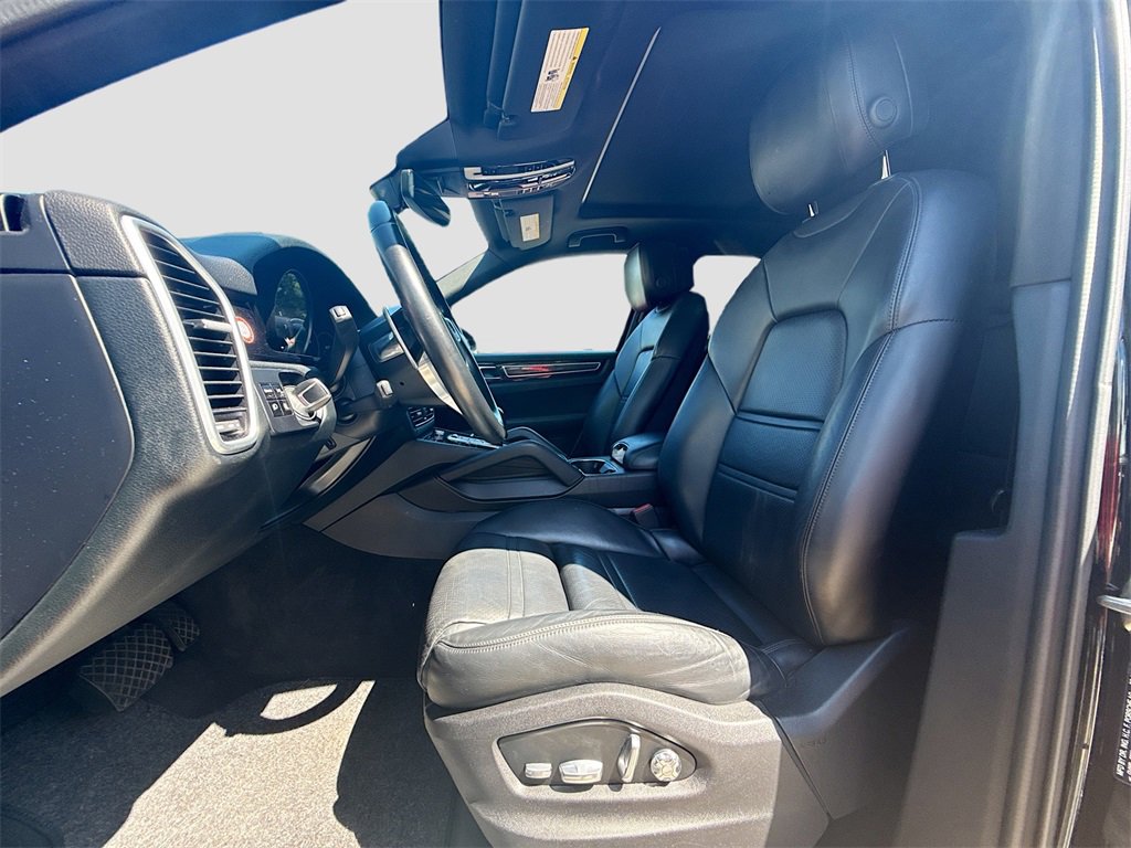Used 2019 Porsche Cayenne w/ Premium Package image 23