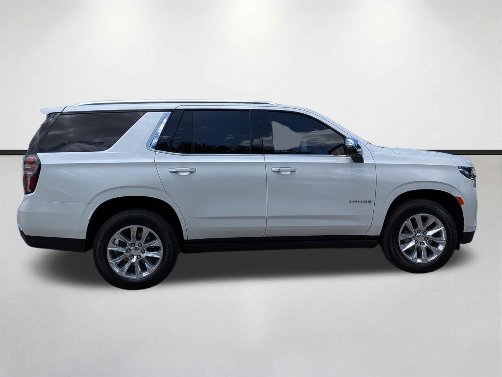 Used 2024 Chevrolet Tahoe Premier w/ Advanced Technology Package RWD image 3