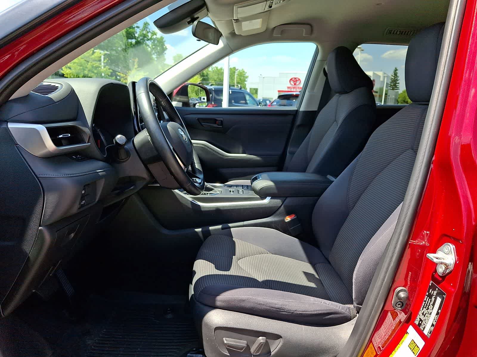 Used 2020 Toyota Highlander LE AWD/4WD image 17
