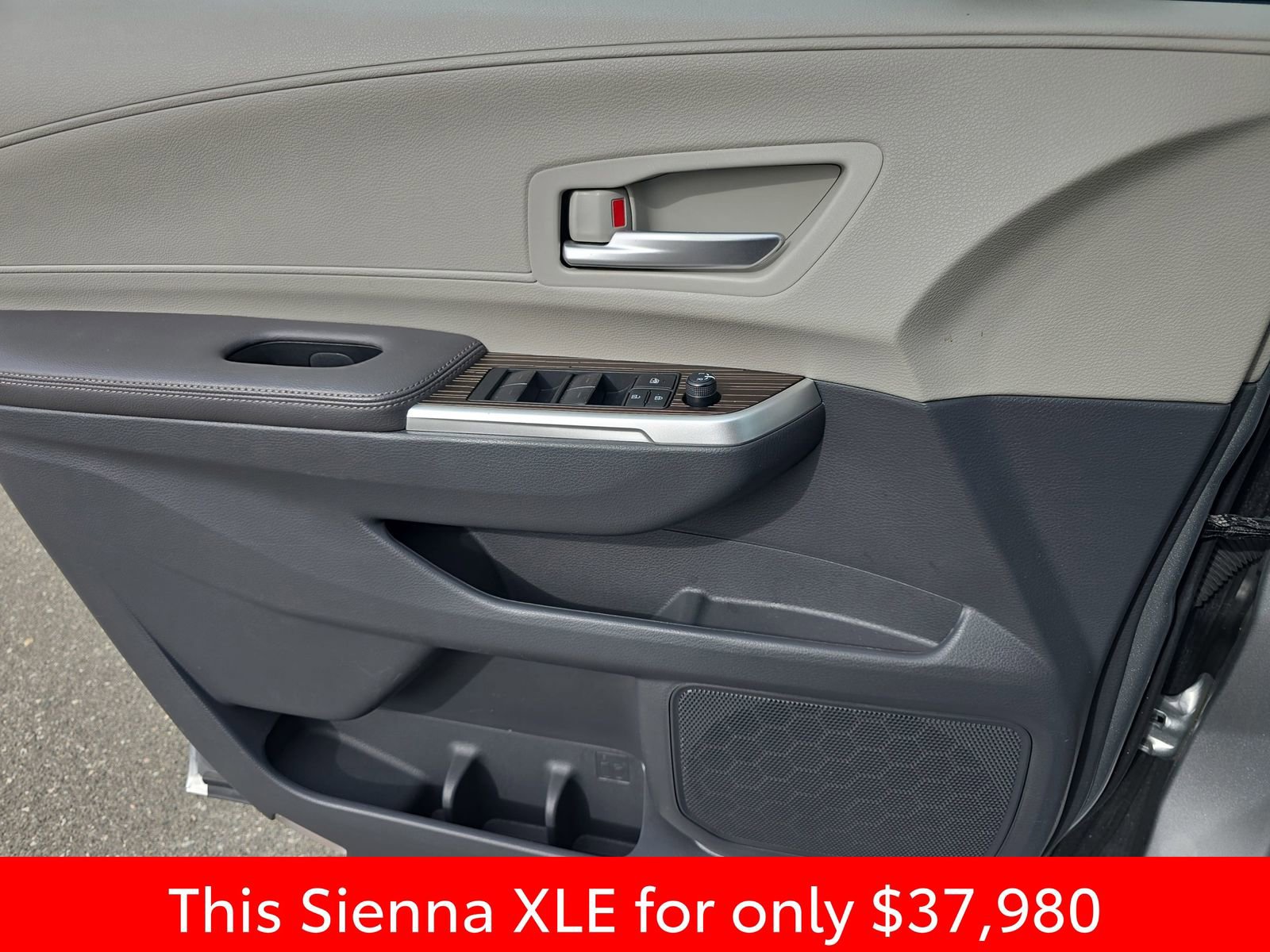 Used 2024 Toyota Sienna XLE image 37