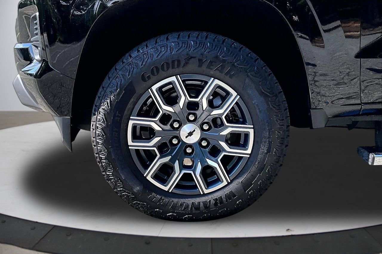 Used 2025 Chevrolet Colorado Z71 w/ Technology Package AWD/4WD image 32