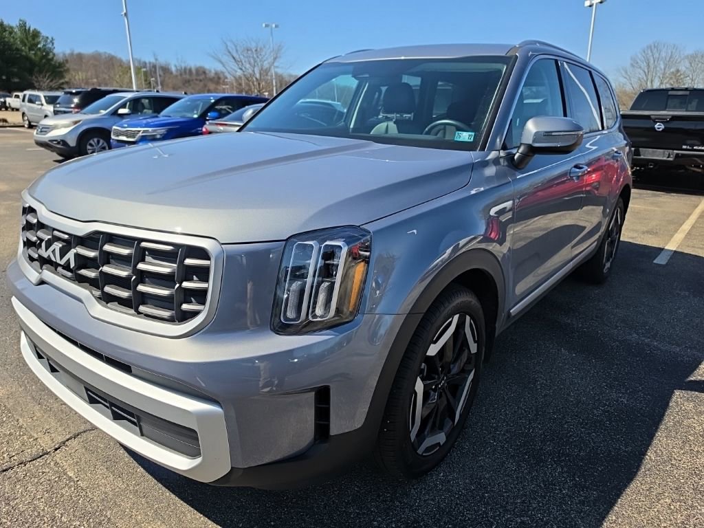 Used 2025 Kia Telluride S image 2
