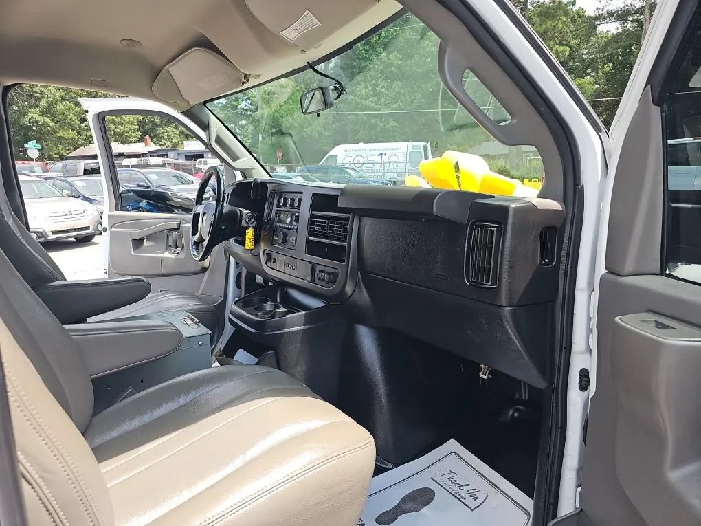 Used 2017 Chevrolet Express 3500 Extended RWD image 18