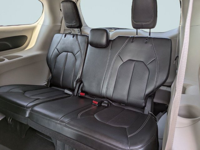 Used 2024 Chrysler Pacifica Limited FWD image 16