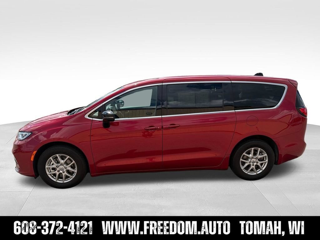 Used 2025 Chrysler Pacifica Select FWD image 3