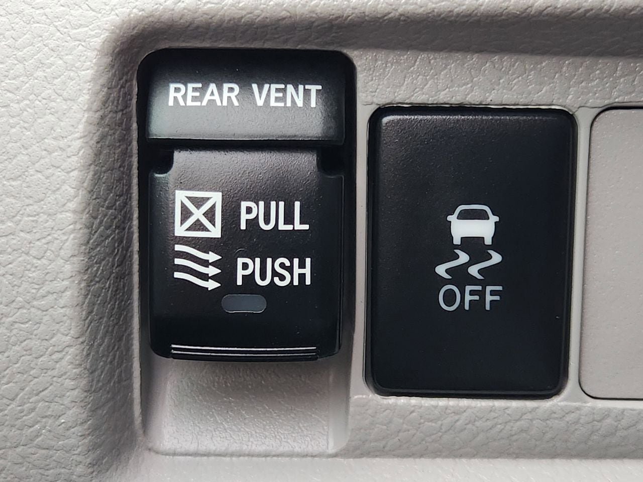 Used 2018 Toyota Sienna XLE image 21