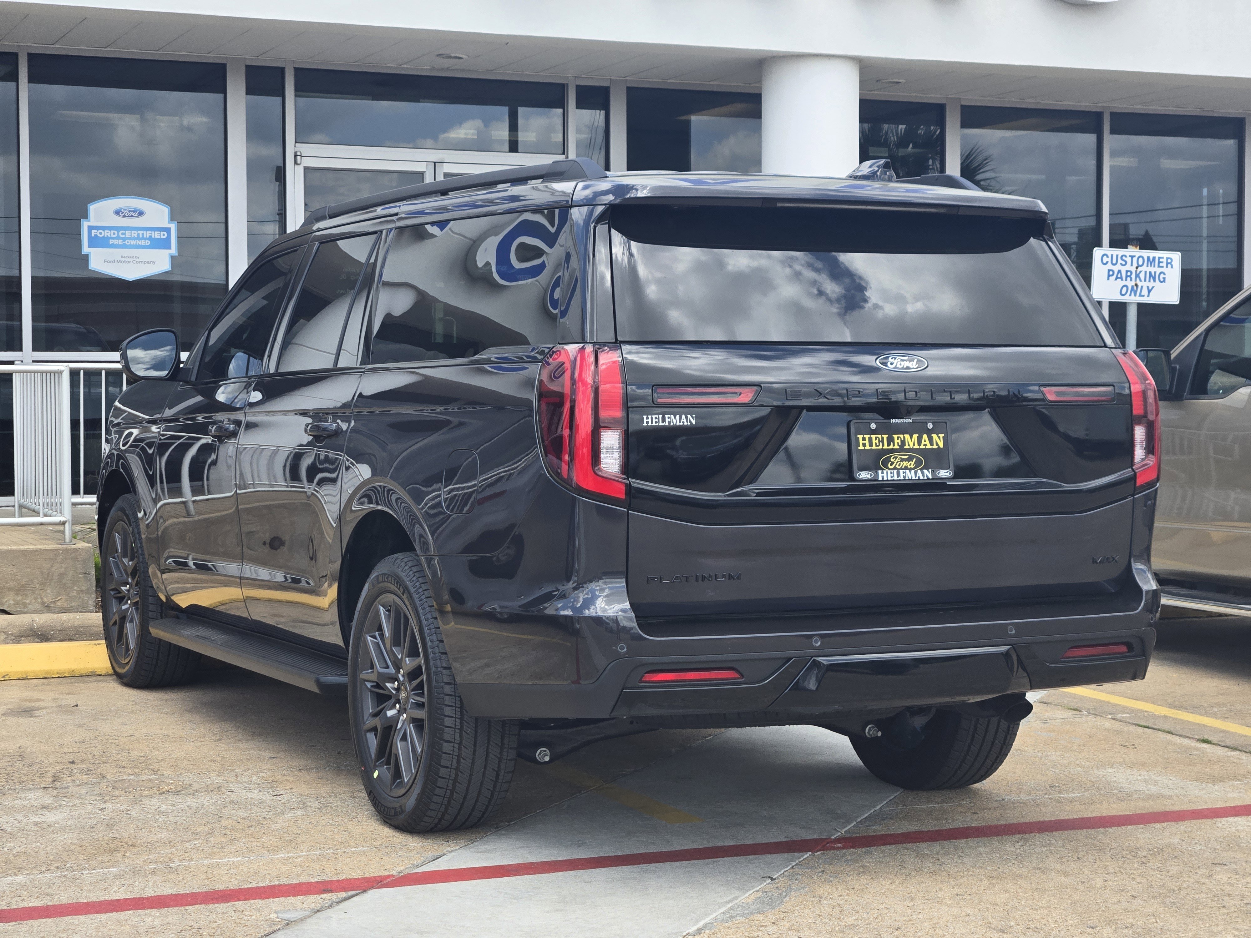 Used 2026 Ford Expedition Max Platinum w/ Stealth Appearance Package image 4