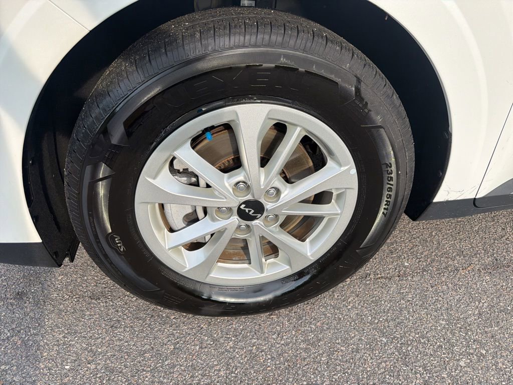 Used 2024 Kia Carnival LX image 10