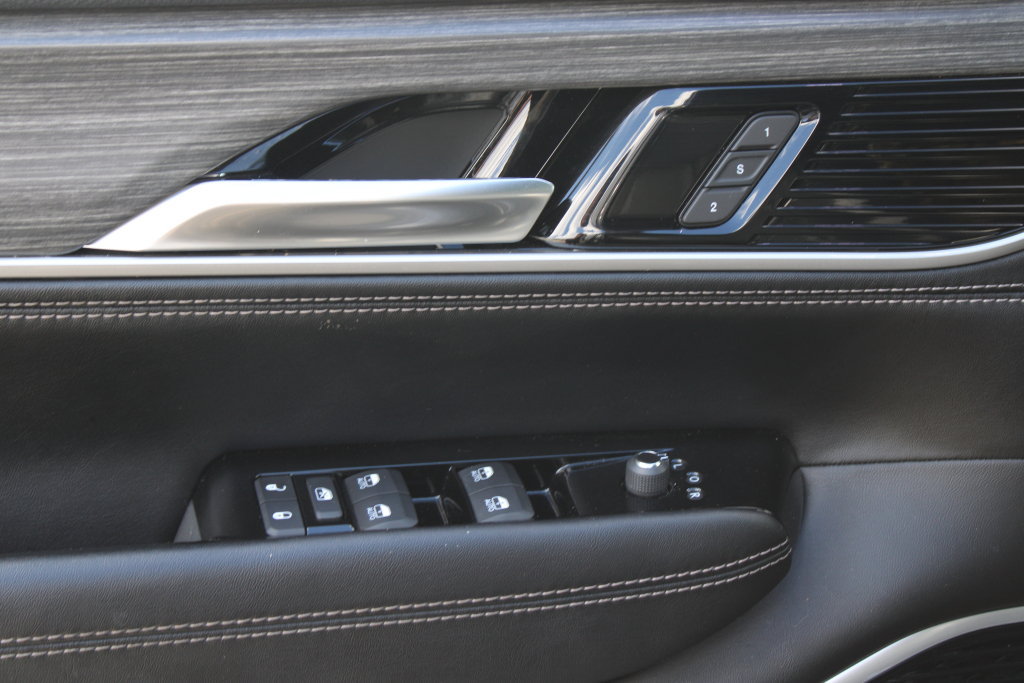 Used 2023 Jeep Wagoneer Series III w/ Premium Group I AWD/4WD image 36