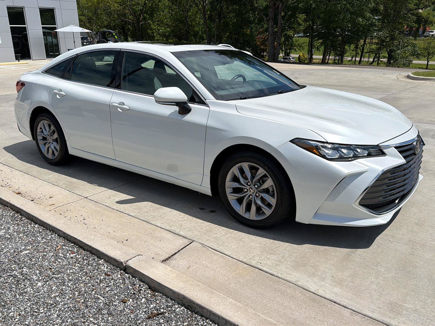Used 2022 Toyota Avalon XLE w/ Moonroof Package FWD image 2
