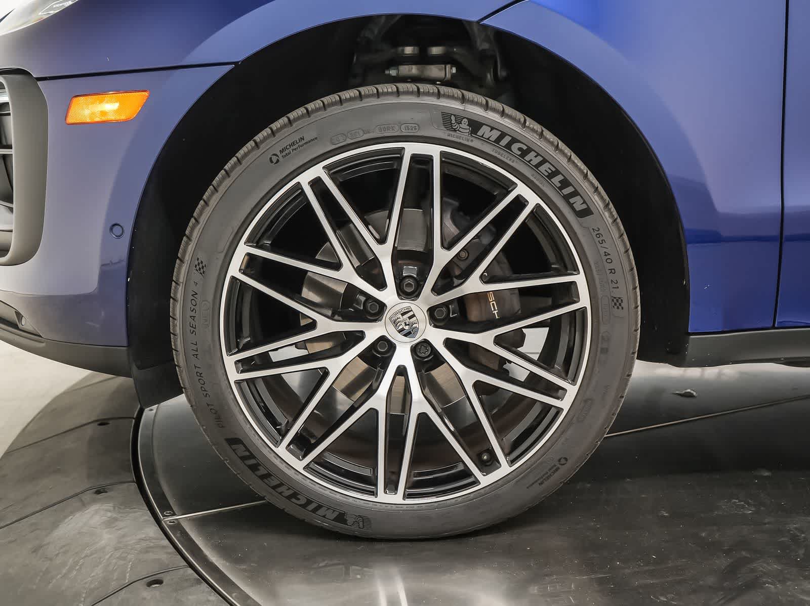 Certified 2024 Porsche Macan AWD/4WD image 13