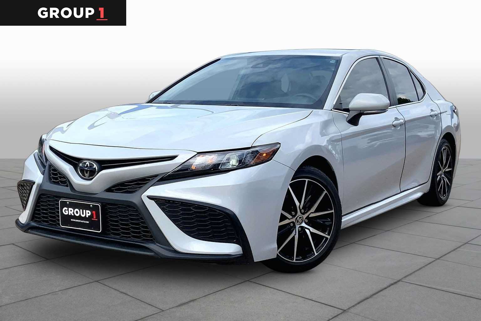 Used 2023 Toyota Camry SE FWD image 1