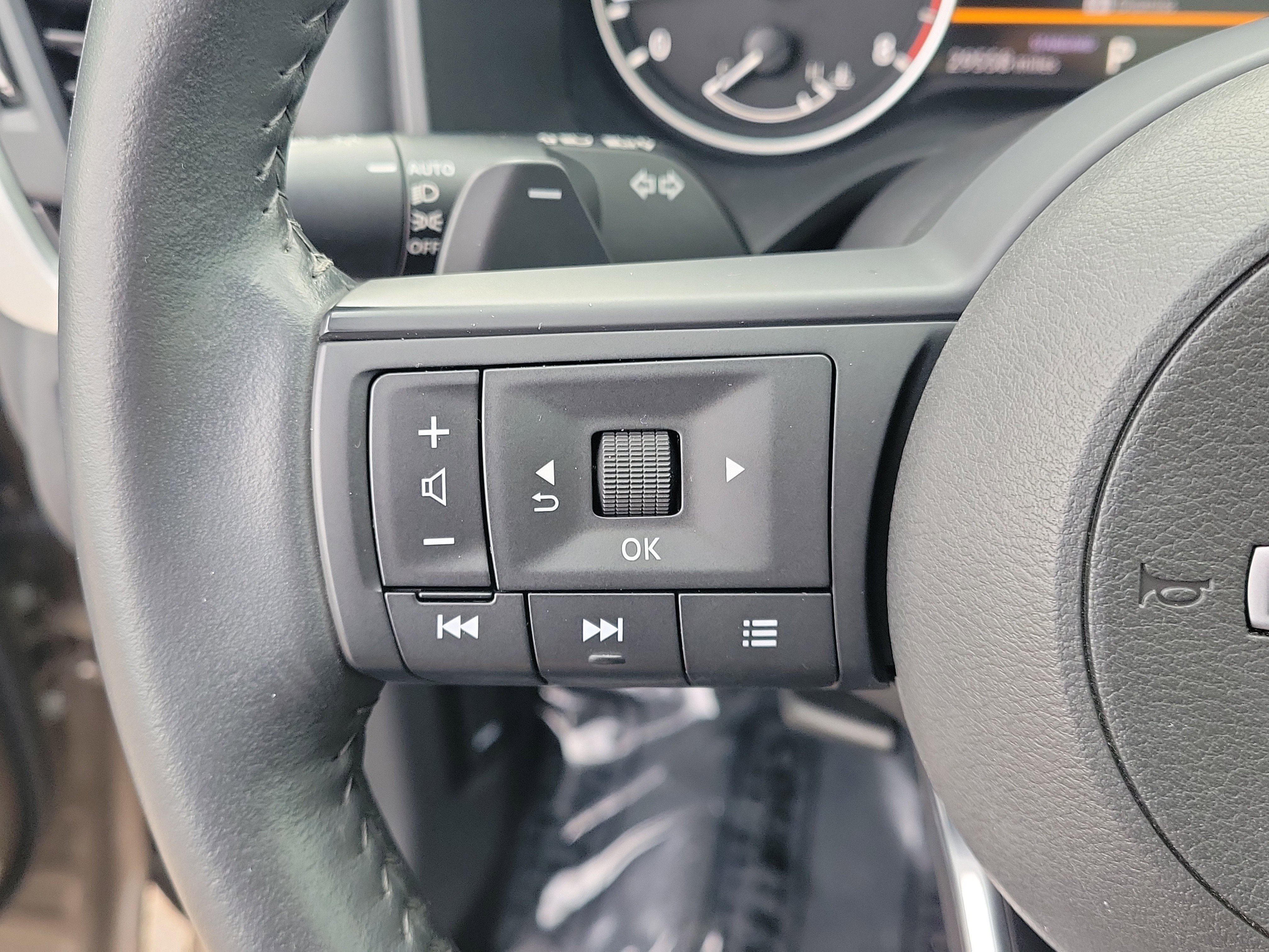 Used 2024 Nissan Rogue SV w/ SV Premium Package image 29