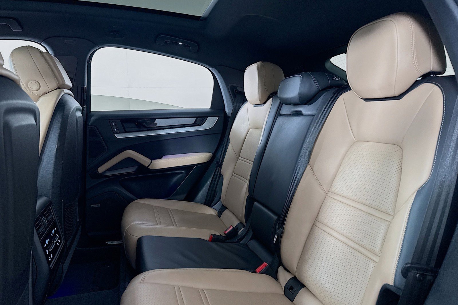 Used 2025 Porsche Cayenne Coupe image 8