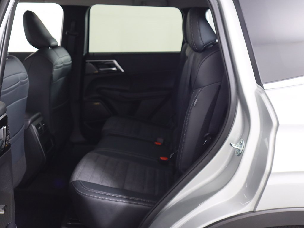 New 2025 Mitsubishi Outlander SE image 32