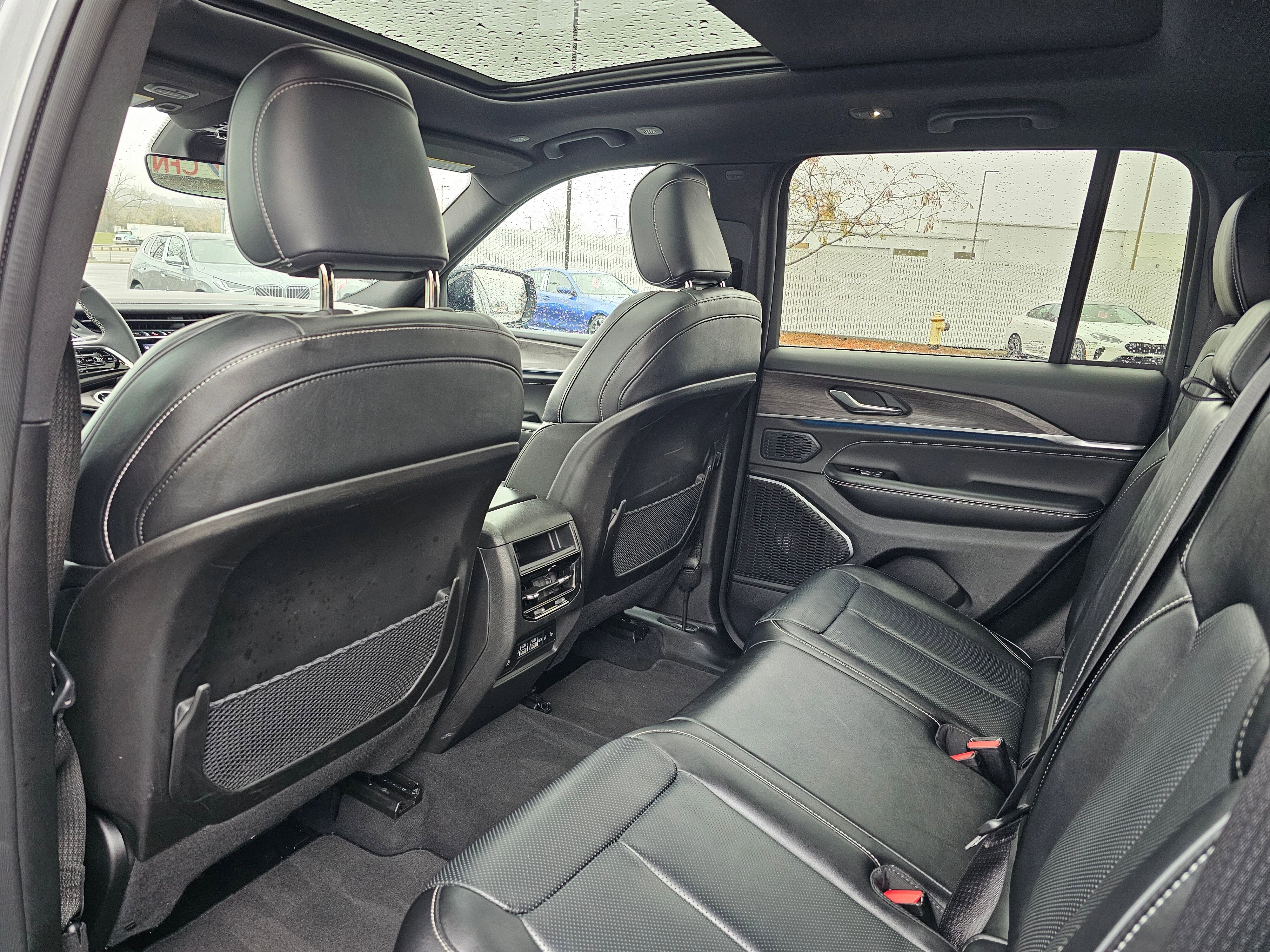 Used 2024 Jeep Grand Cherokee Overland image 11