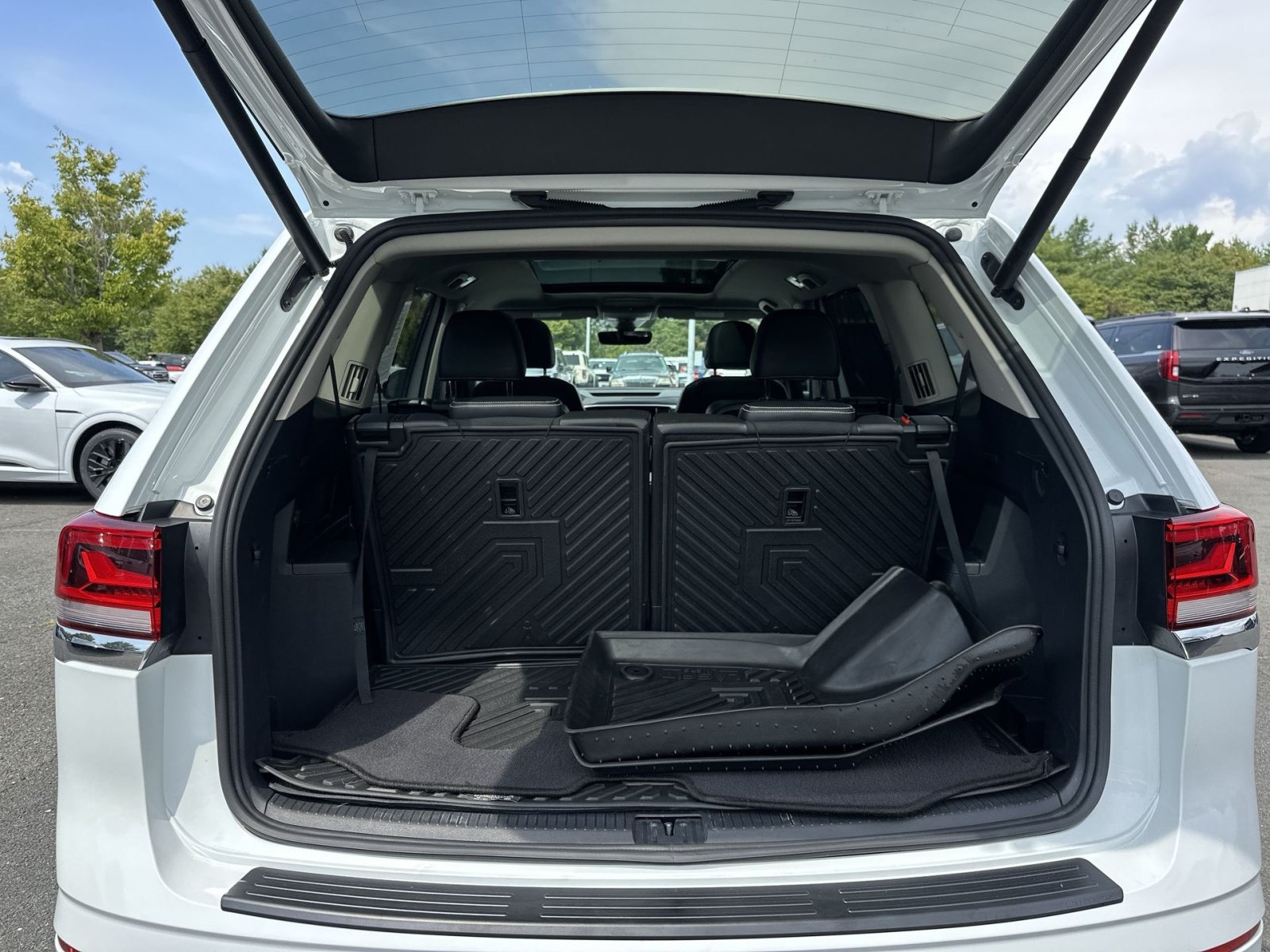 Used 2022 Volkswagen Atlas SEL R-Line AWD/4WD image 28