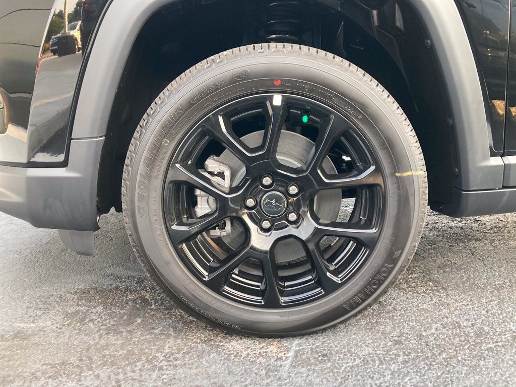 New 2025 Jeep Compass Latitude w/ Sun & Sound Group AWD/4WD image 17