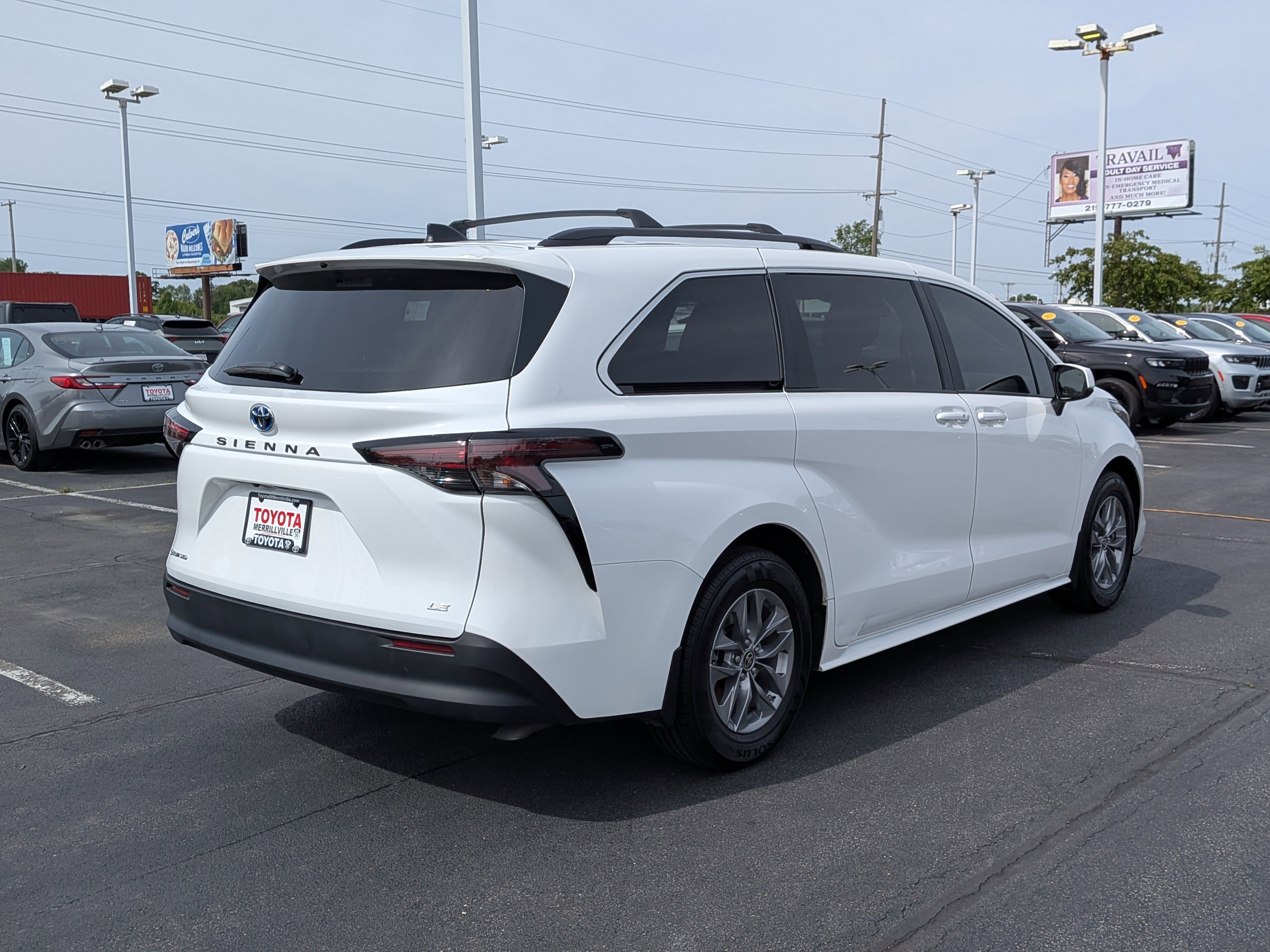 Used 2025 Toyota Sienna LE w/ LE Plus Package AWD/4WD image 8