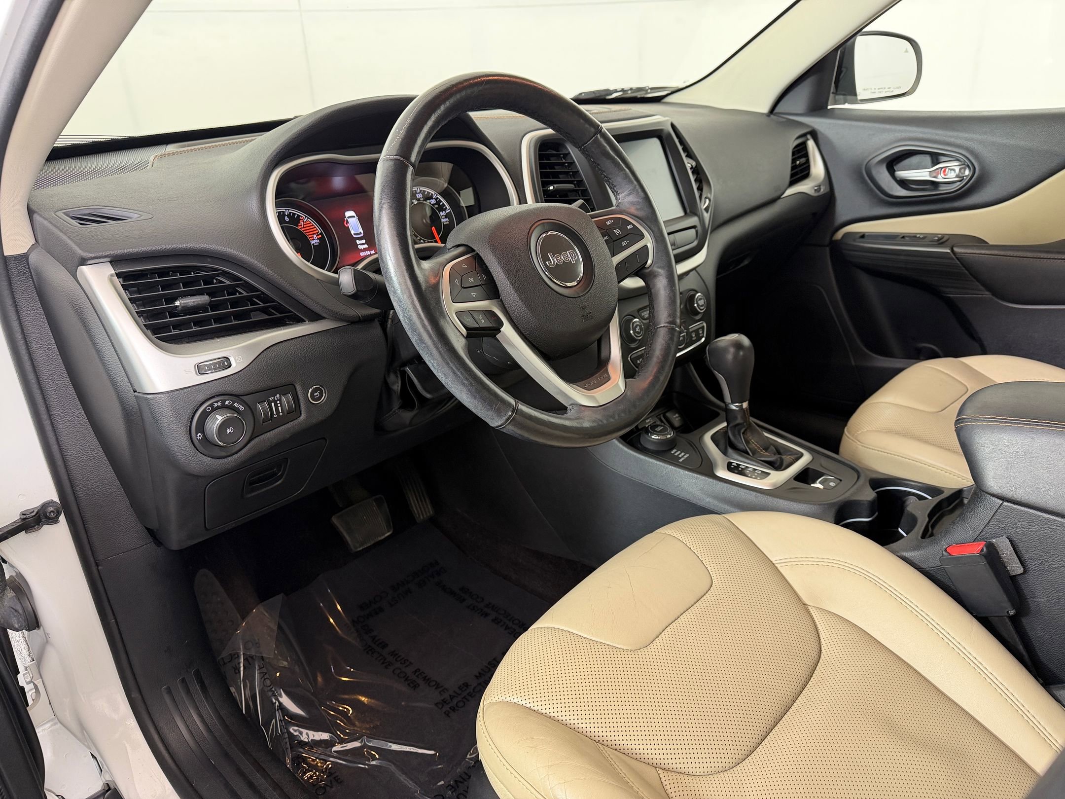 Used 2016 Jeep Cherokee Limited w/ Luxury Group image 4