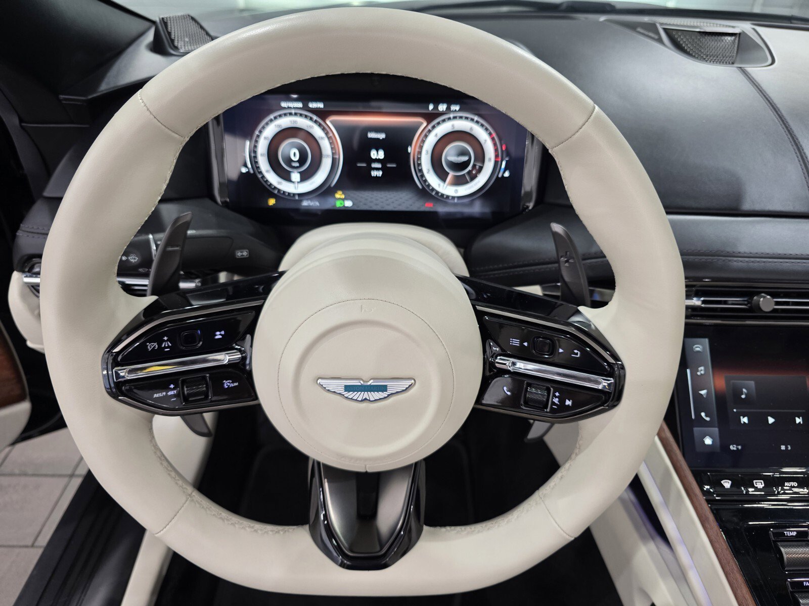 Used 2024 Aston Martin DB12 Volante image 11